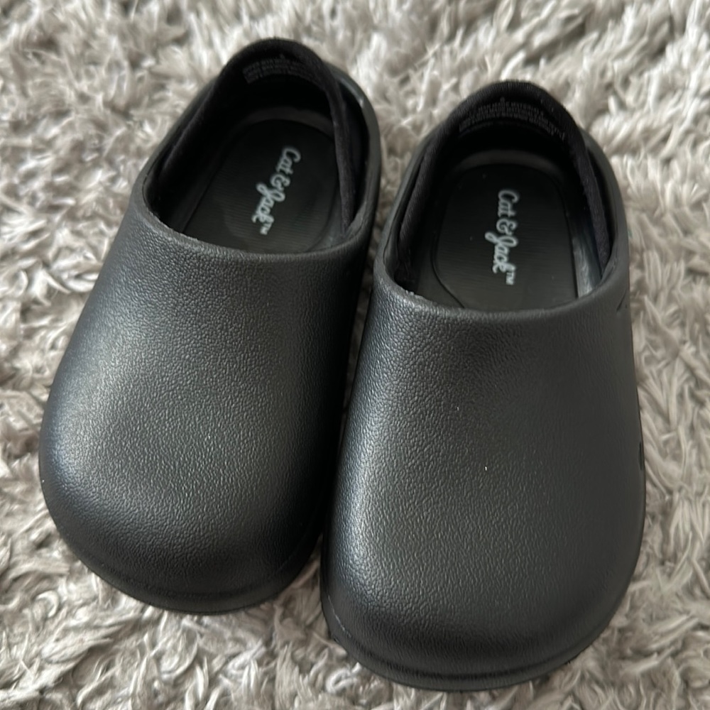 Cat and jack croc like shoe, hardly worn size 5